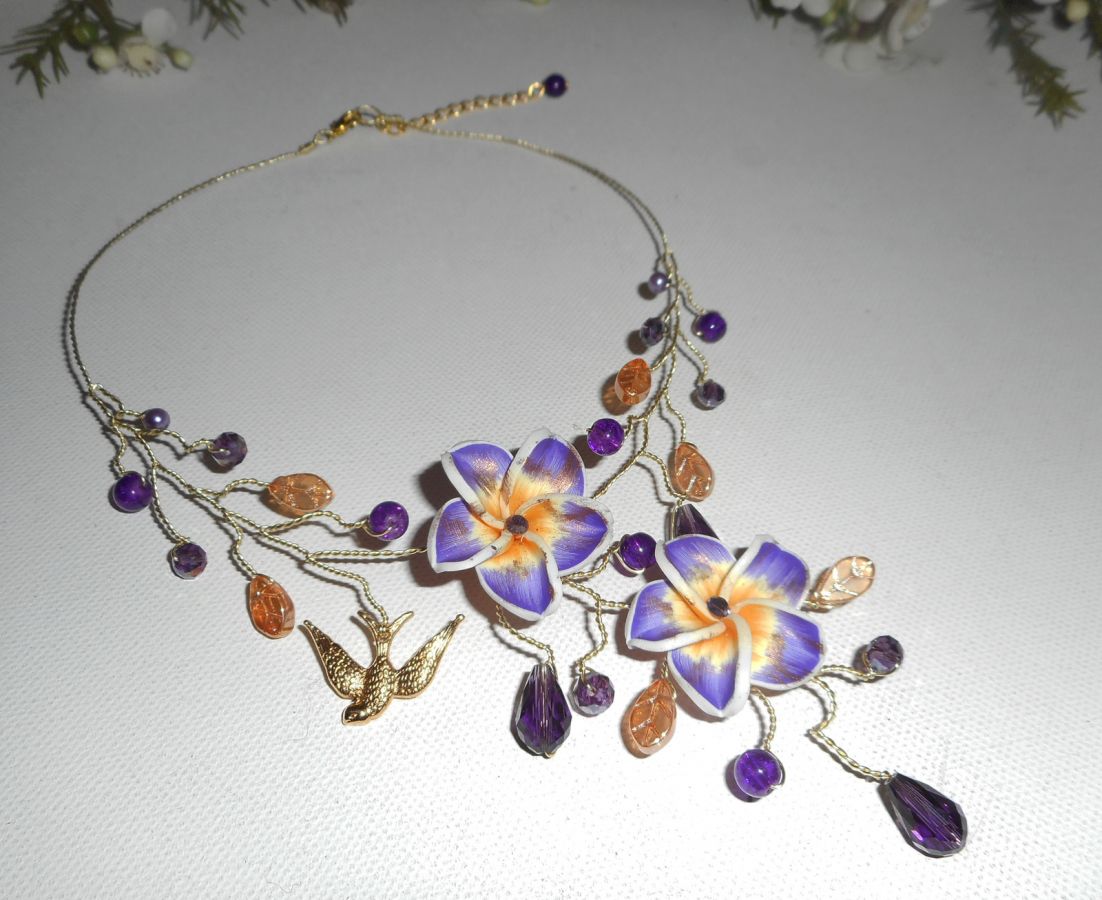 Collana ariosa con fiori di ibisco e perline di cristallo viola