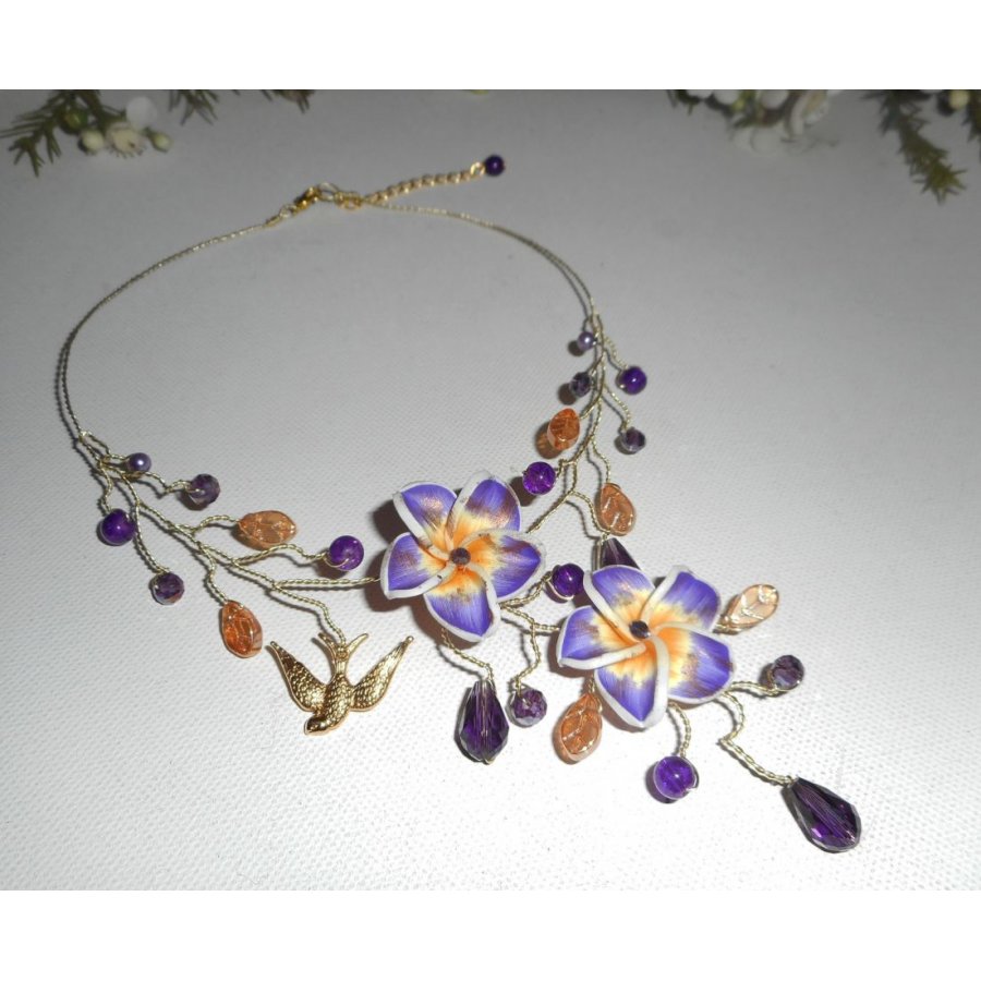 Collana ariosa con fiori di ibisco e perline di cristallo viola