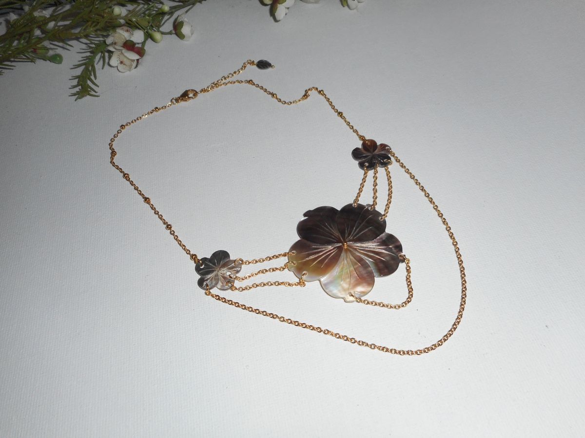 Collana di fiori di madreperla con catena d'oro