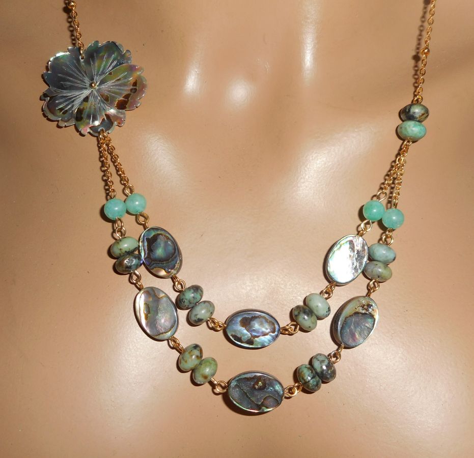 Collana con pietre di diaspro verde con fiori e dischi in abalone a doppia fila