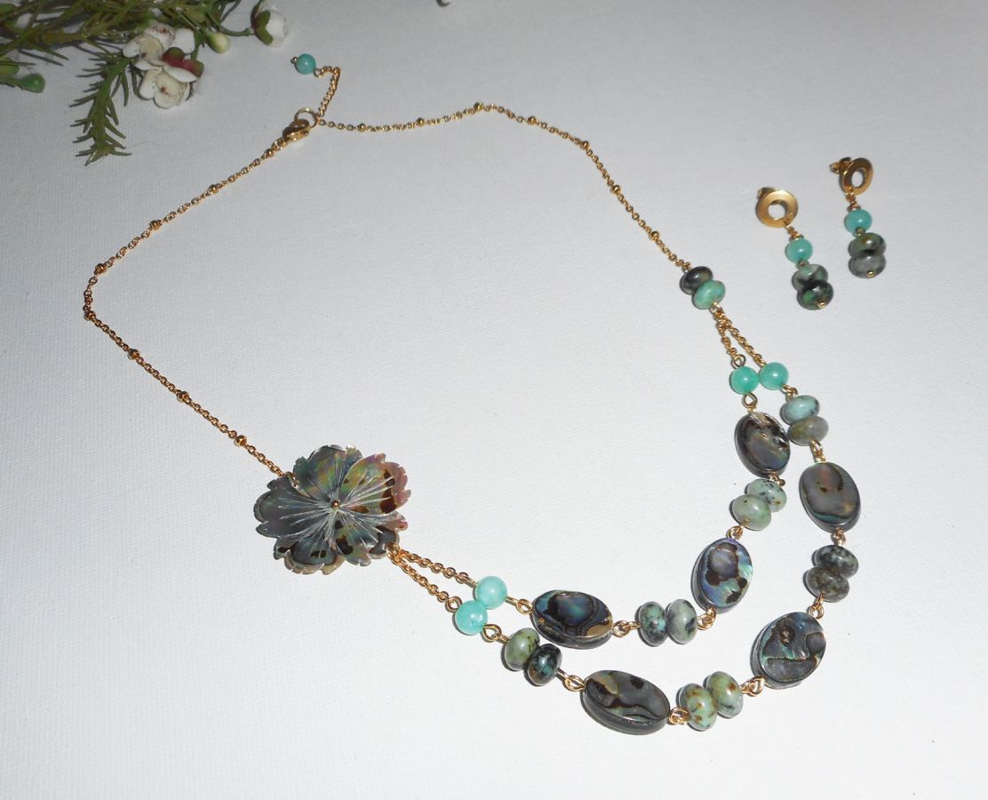 Collana in diaspro verde con fiori e doppia fila di ciottoli di abalone