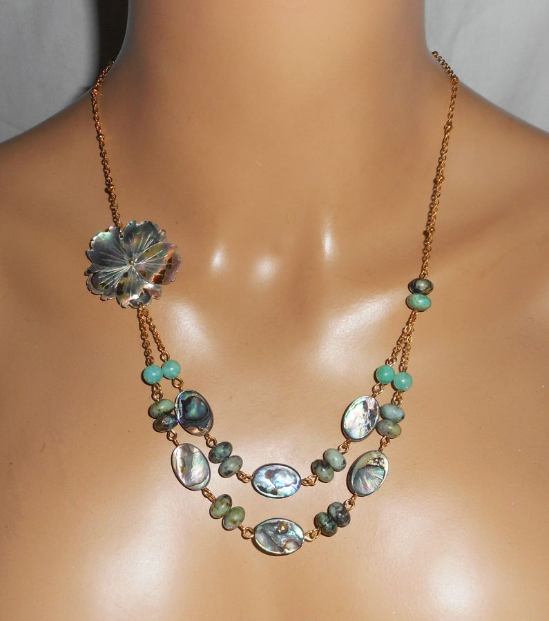 Collana con pietre di diaspro verde con fiori e dischi in abalone a doppia fila