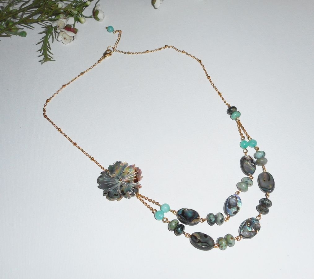 Collana in diaspro verde con fiori e doppia fila di ciottoli di abalone