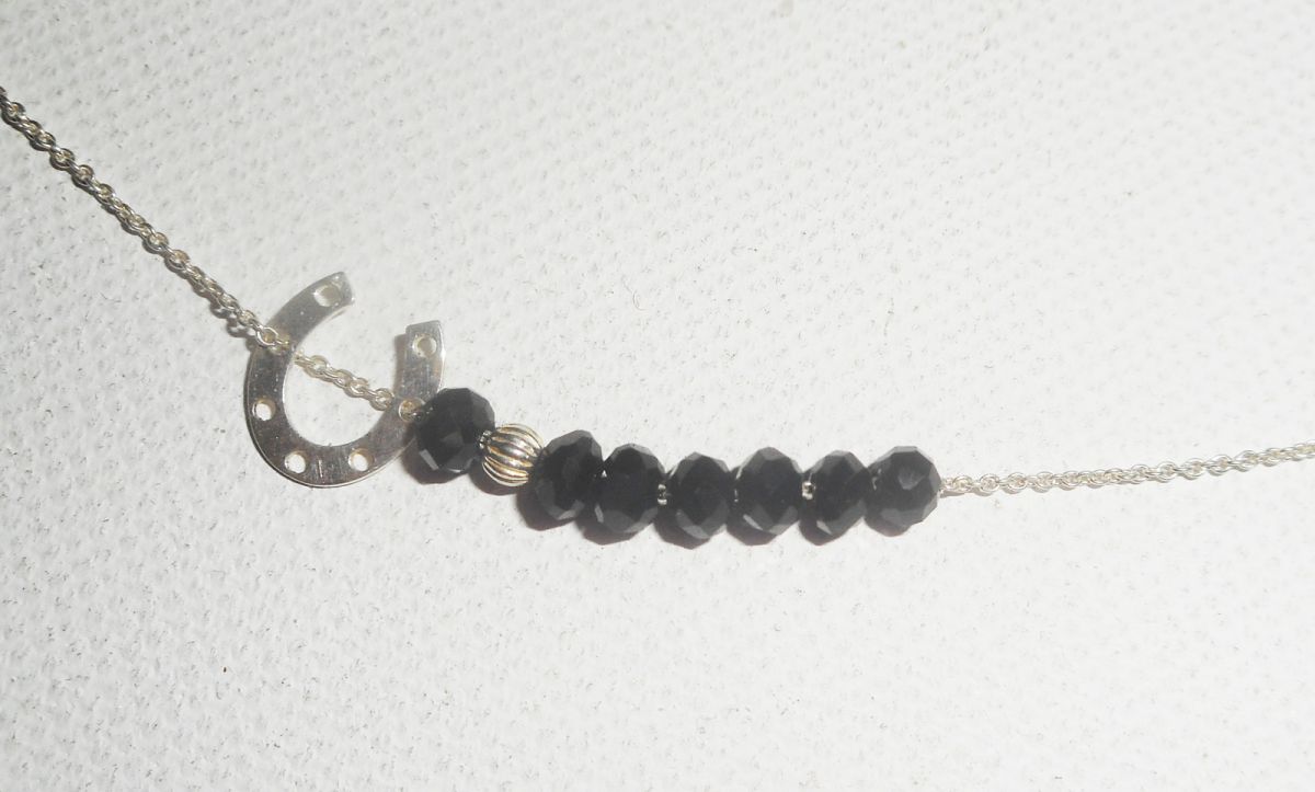 Collana girocollo in argento 925 con piccoli ferri di cavallo e perle di cristallo nero