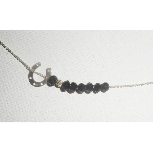 Collana girocollo in argento 925 con piccoli ferri di cavallo e perle di cristallo nero