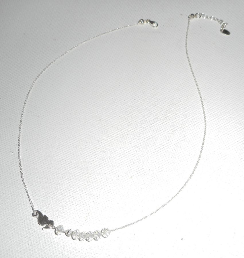 Collana girocollo in argento 925 con piccolo cavalluccio marino e perline di cristallo