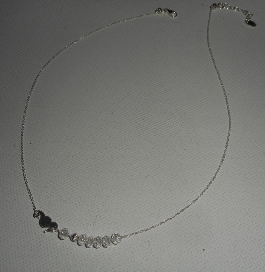 Collana girocollo in argento 925 con piccolo cavalluccio marino e perline di cristallo