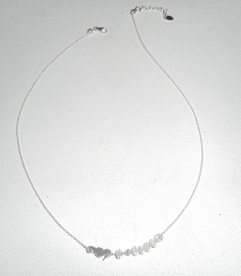 Collana girocollo in argento 925 con piccolo cavalluccio marino e perline di cristallo