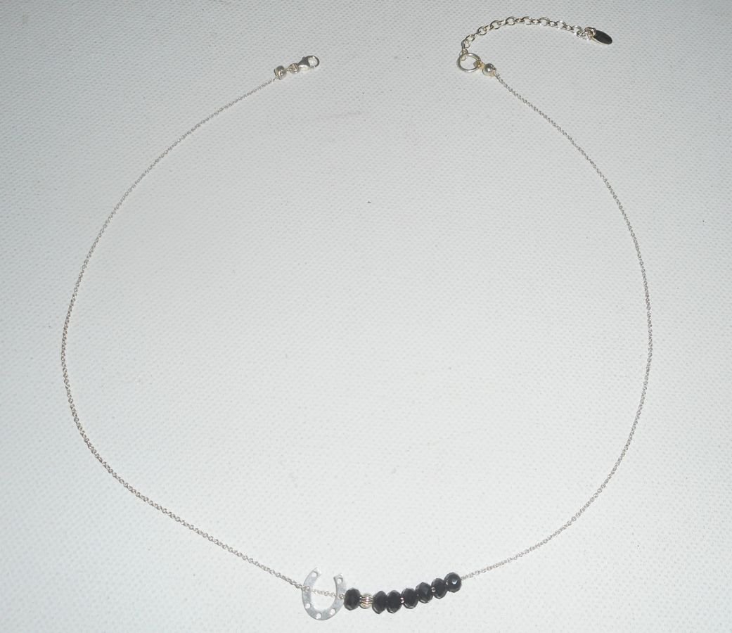 Collana girocollo in argento 925 con piccoli ferri di cavallo e perle di cristallo nero