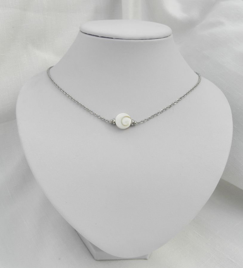 Collier solitaire avec coquillage oeil de Ste Lucie ronde et perles en acier inoxydable