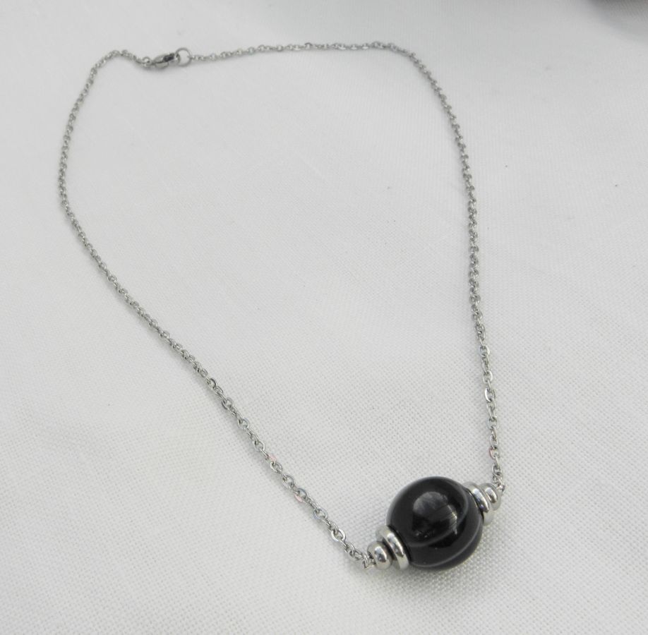 Collana solitario con pietra di agata nera marmorizzata e perline in acciaio inossidabile