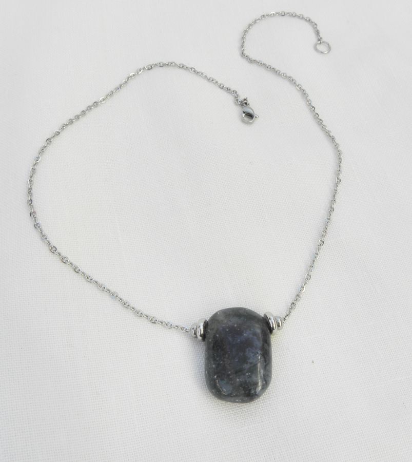 Collana solitario con pietra sodalite rettangolare blu e perline in acciaio inossidabile