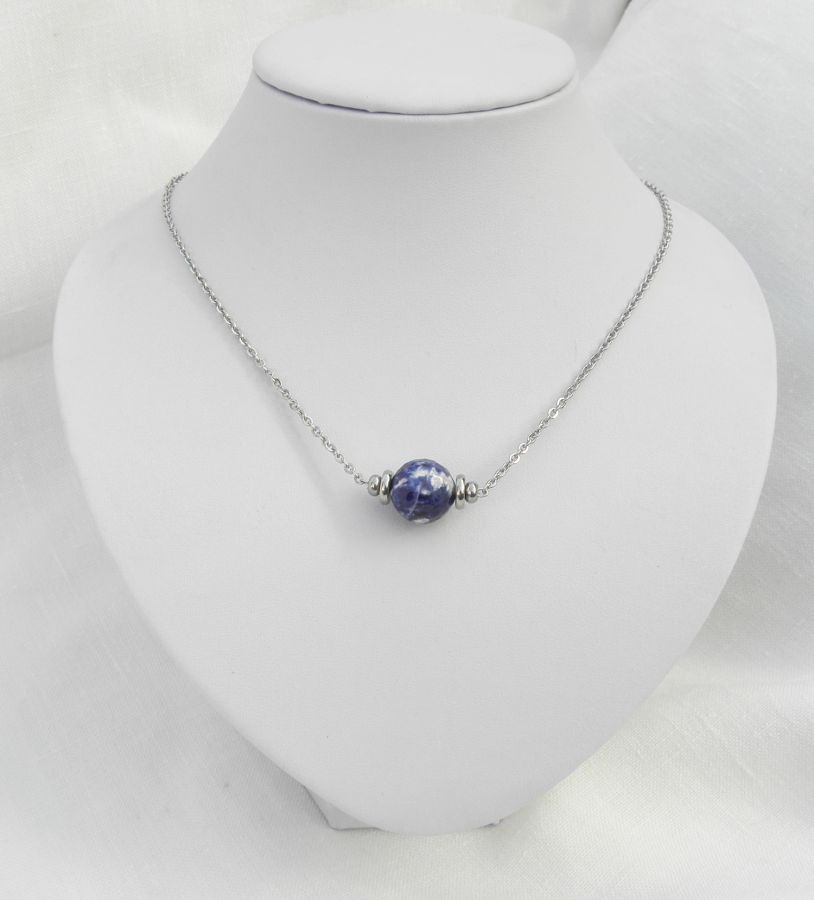 Collana solitario con pietra sodalite rotonda blu e perline in acciaio inossidabile