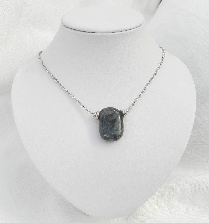 Collana solitario con pietra sodalite rettangolare blu e perline in acciaio inossidabile