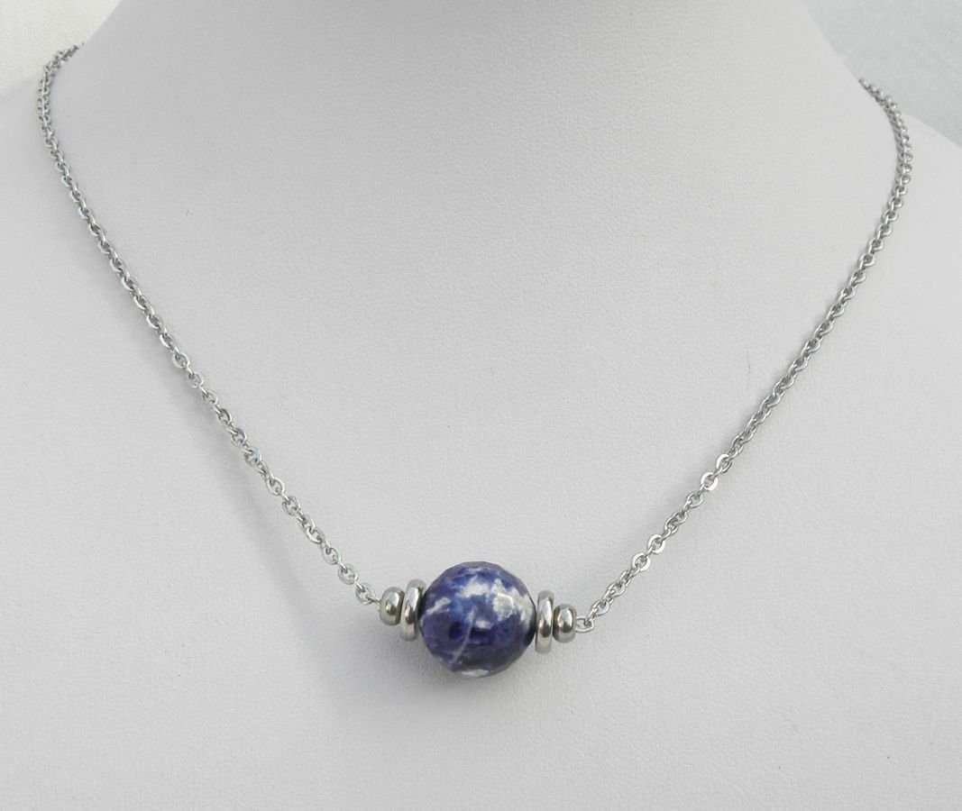 Collana solitario con pietra sodalite rotonda blu e perline in acciaio inossidabile