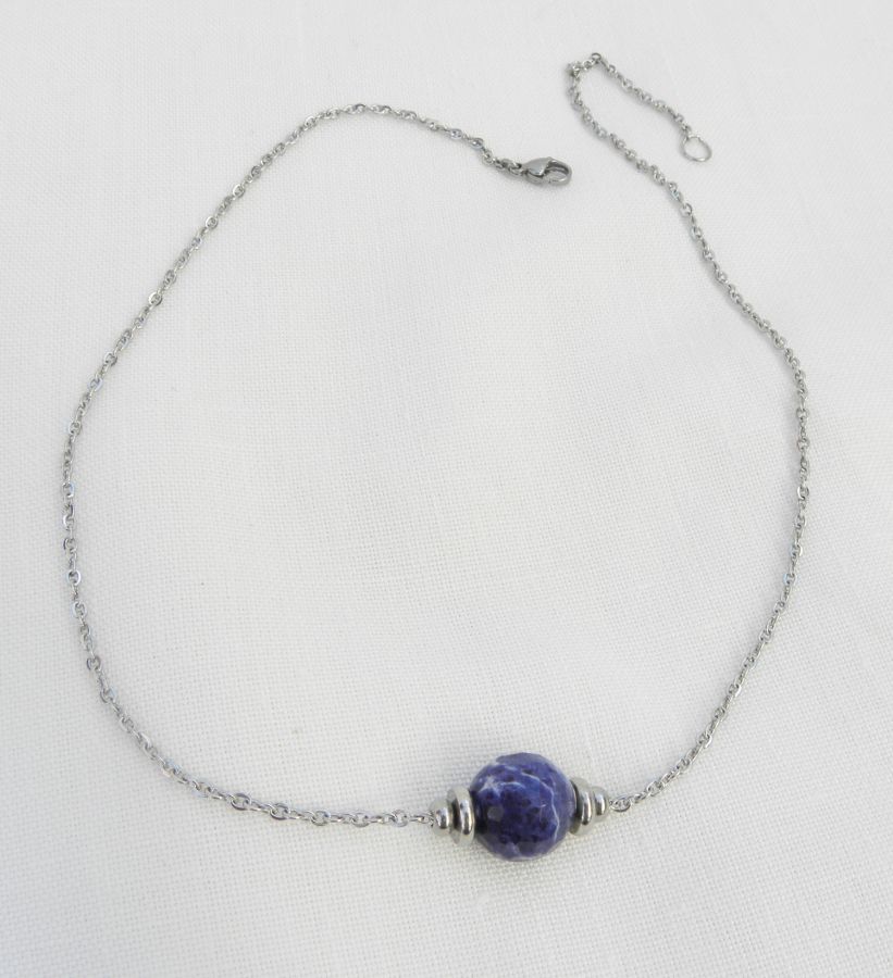 Collana solitario con pietra sodalite rotonda blu e perline in acciaio inossidabile