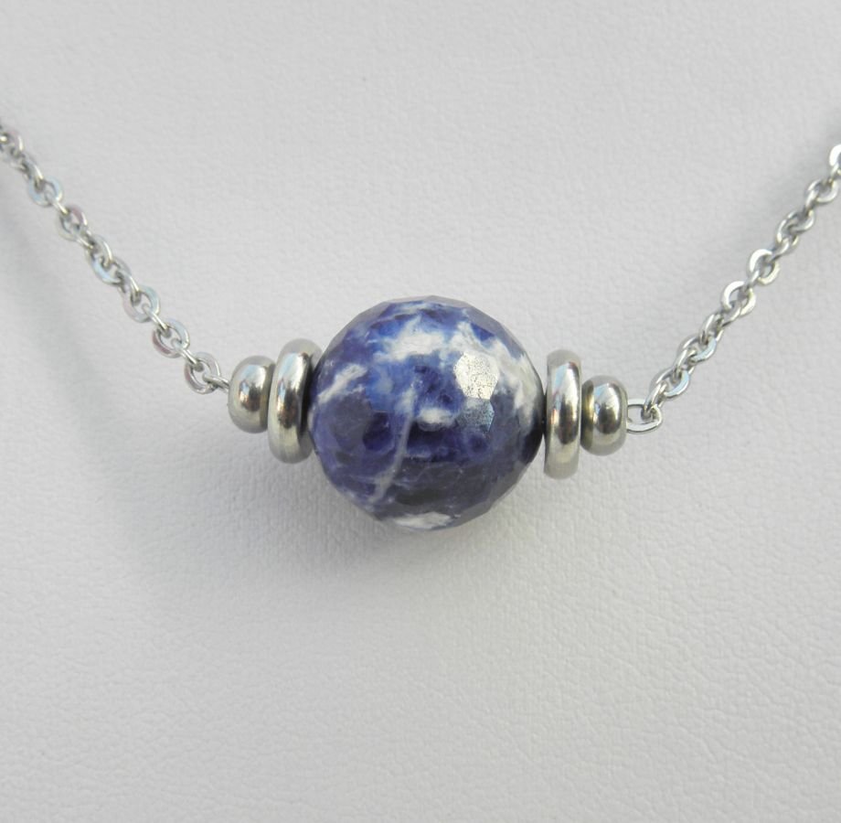 Collana solitario con pietra sodalite rotonda blu e perline in acciaio inossidabile