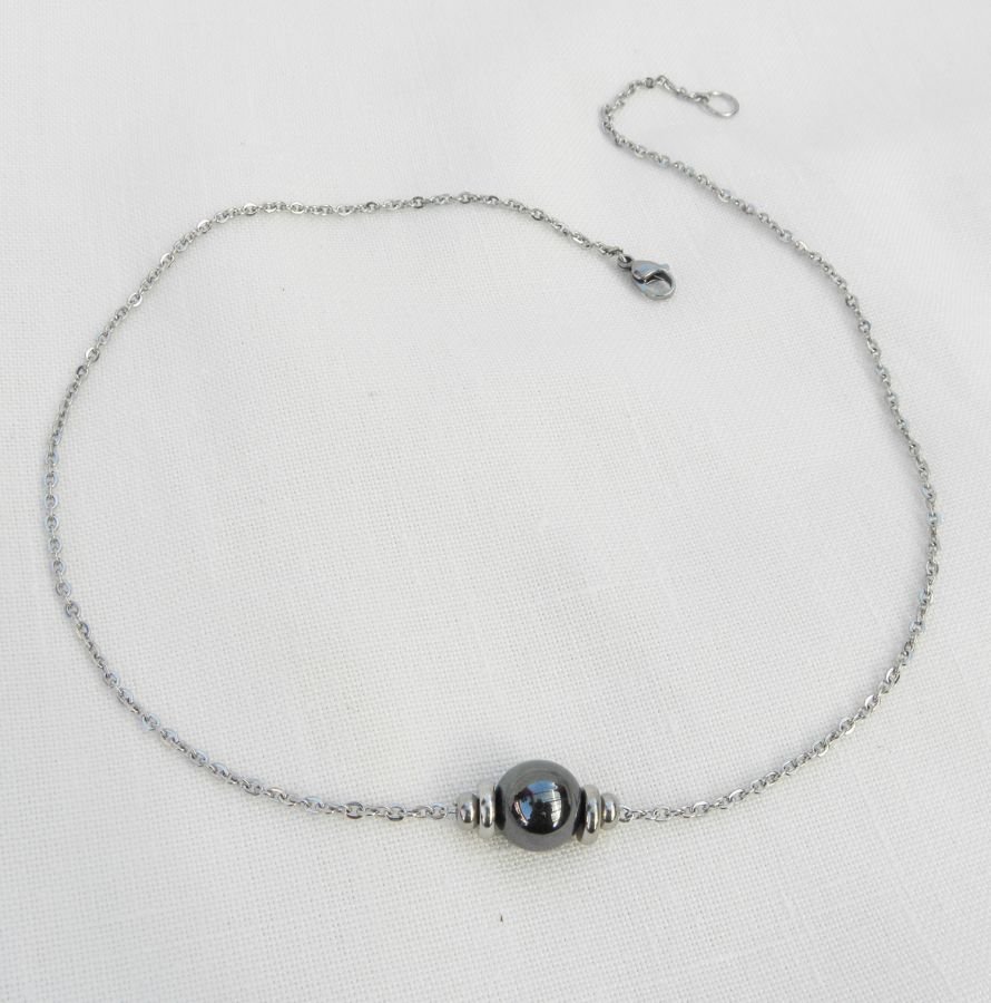 Collana solitario con pietra ematite e perline in acciaio inossidabile