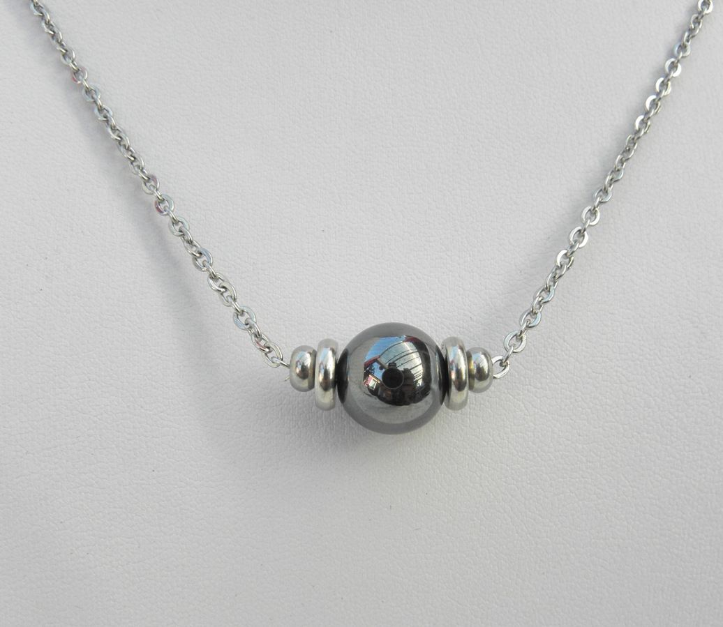 Collana solitario con pietra ematite e perline in acciaio inossidabile