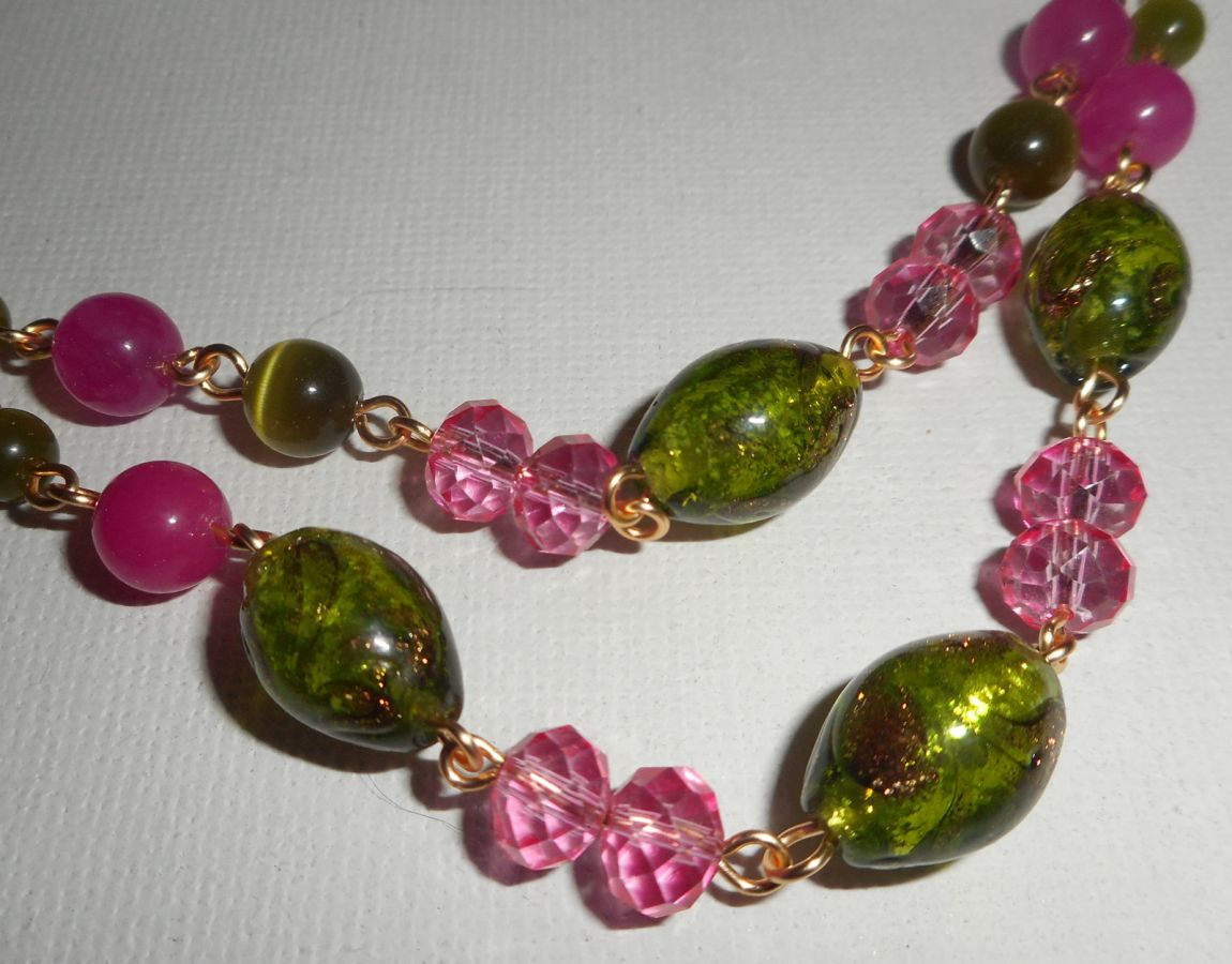 Collana in vetro di Murano e cristallo rosa e verde su catena d'acciaio