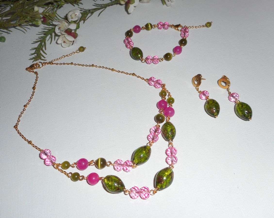 Collana in vetro di Murano e cristallo rosa e verde su catena d'acciaio