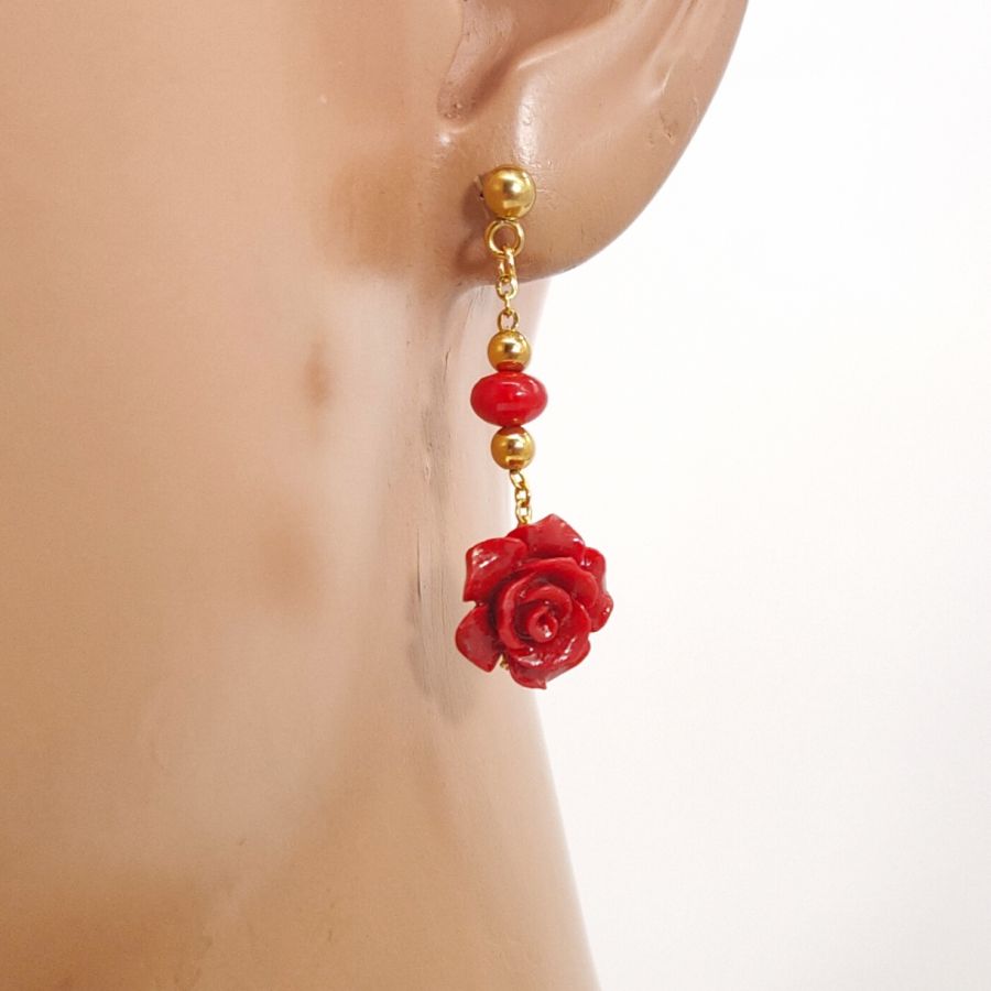 Collana e orecchini con rose rosse di gorgonia