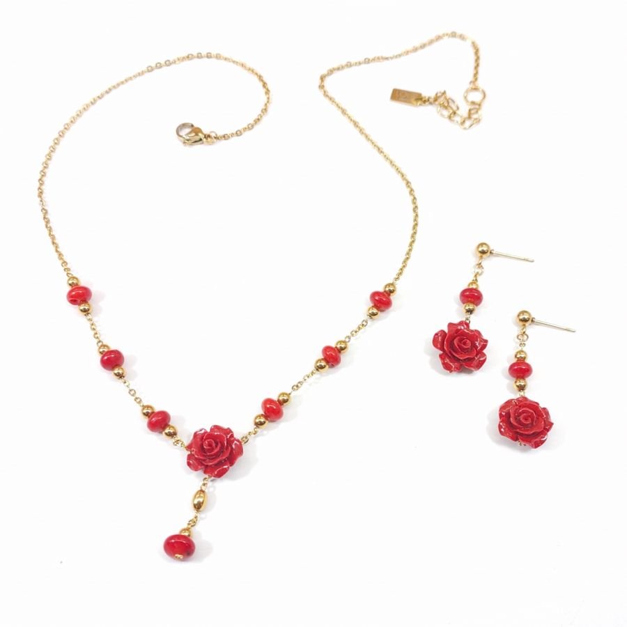 Collana e orecchini con rose rosse di gorgonia