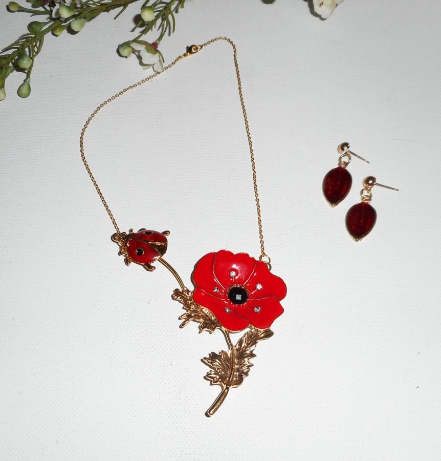 Collana di papaveri e coccinelle in smalto rosso su catena d'acciaio placcata oro