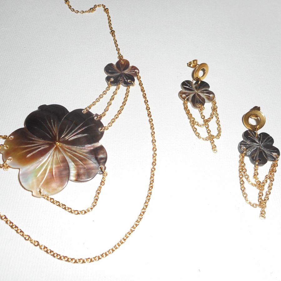 Collana di fiori di madreperla con catena d'oro