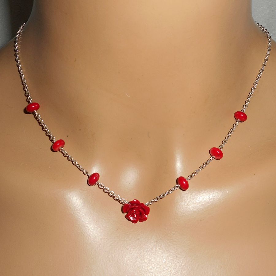 Collana con rosa rossa e gorgone su catena d'argento