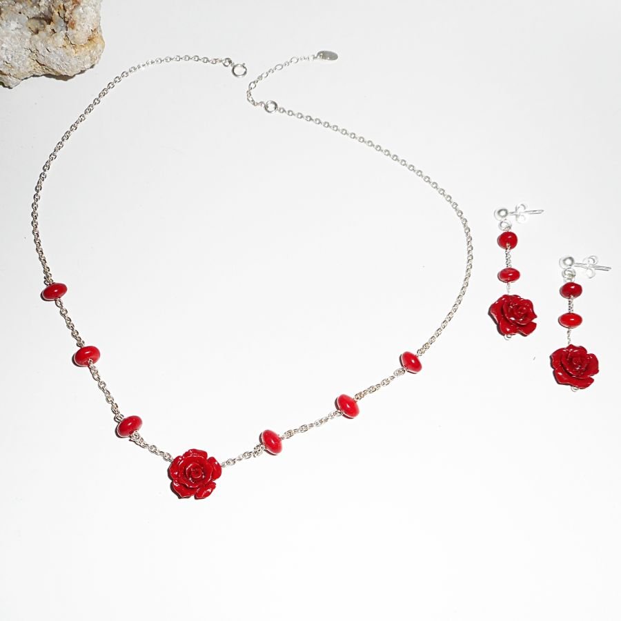 Collana con rosa rossa e gorgone su catena d'argento