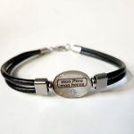 Bracciale in madreperla personalizzato su cuoio