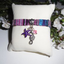 Bracciale in tessuto colorato con nappe a forma di cavalluccio marino e stella marina viola