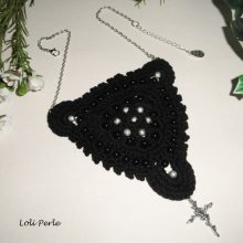 Collana nera all'uncinetto con perle e croce ricamata