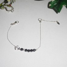 Bracciale originale in inchiostro marino e piccole perle di ematite su una catena d'argento 925