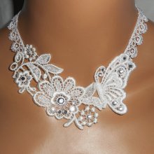 Collana da cerimonia con fiori e farfalle in pizzo bianco, cristalli Swarovski e perle