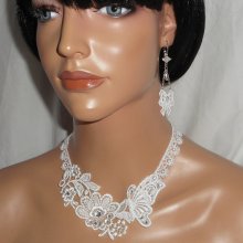 Collana di fiori e farfalle in pizzo bianco con cristalli Swarovski e perle