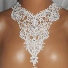 Collana da cerimonia in pizzo bianco con design floreale in cristallo Swarovski