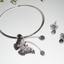 Originale collana con farfalla grigia incastonata con pietre di cristallo e agata