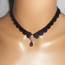 Collana di pizzo nero con goccia di cristallo bohémien