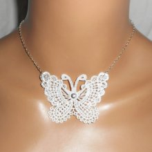 Collana di farfalle bianche in fine ricamo su catena d'argento