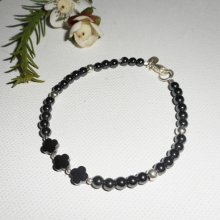 Originale bracciale di fiori e piccole pietre in ematite con tubi in argento 925