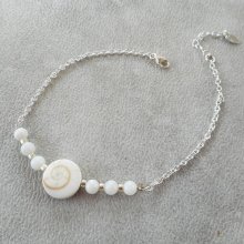 Bracciale di perle di occhio di Santa Lucia e madreperla su una catena d'argento 925