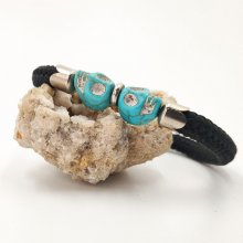 Bracciale in corda nera con doppio teschio in pietre blu