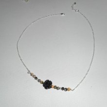 Collana rosa scolpita in gorgonia nera con piccole agate su catena d'argento 925