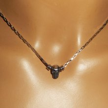 Collana con teschio e ossa incrociate su catena in acciaio inossidabile